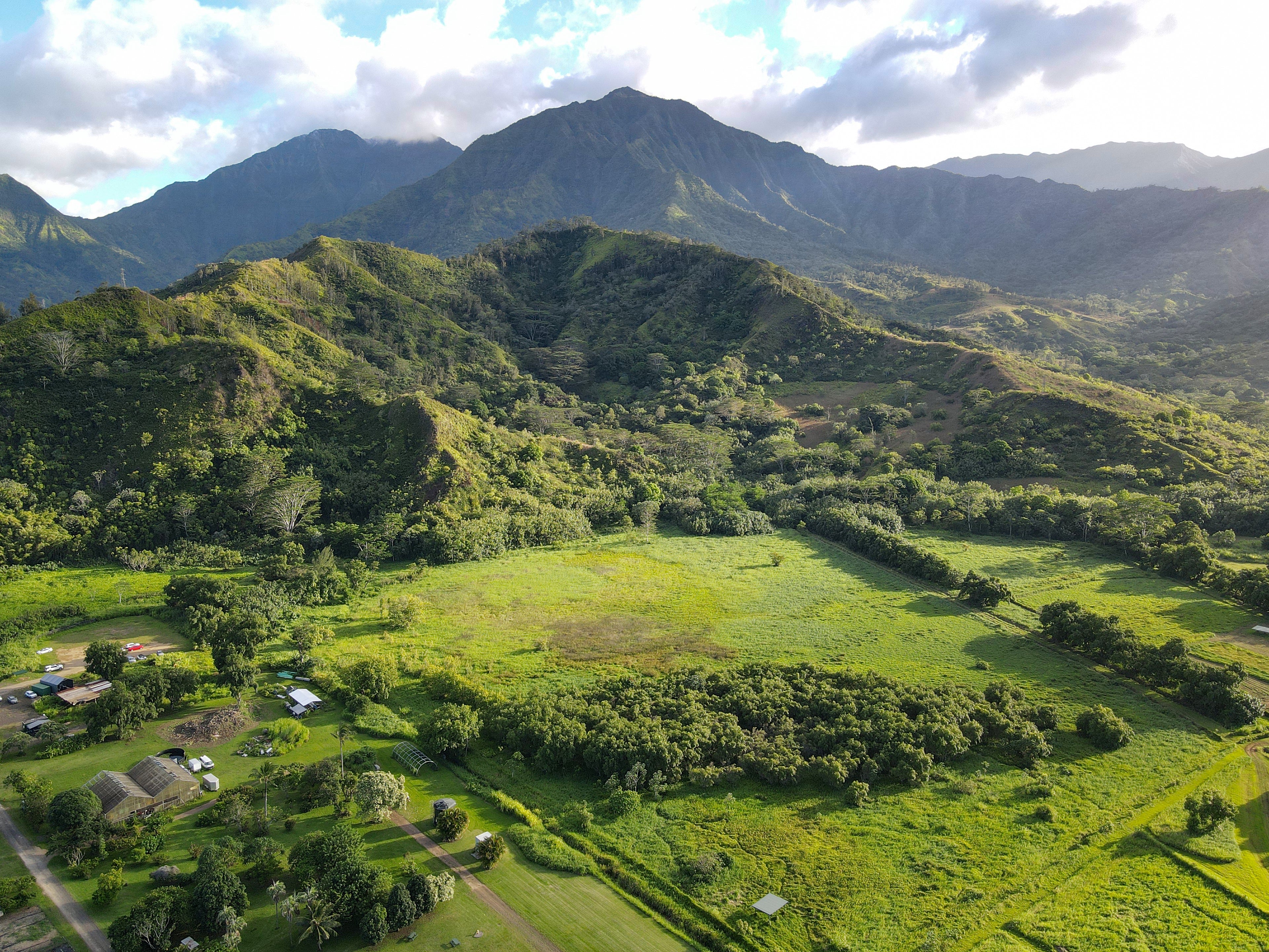 <h4>Kamehameha School’s (KS) 40 years of pasture leases to the Robinson family ends and they begin planning resort development for Waipā and Lumaha’i.</h4>